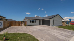 Hosts on the Coast Kick Back on Kupe Whitianga